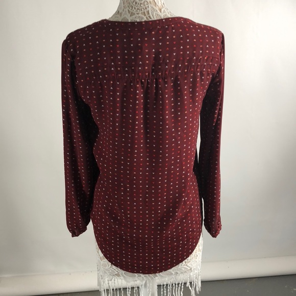 Adorable maroon high low pintuck shirt - Picture 3 of 5